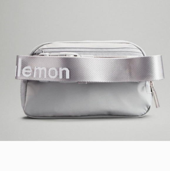 LULULEMON SILVER GREY BELT BAG NWT 🏷✨️ - Picture 5 of 8